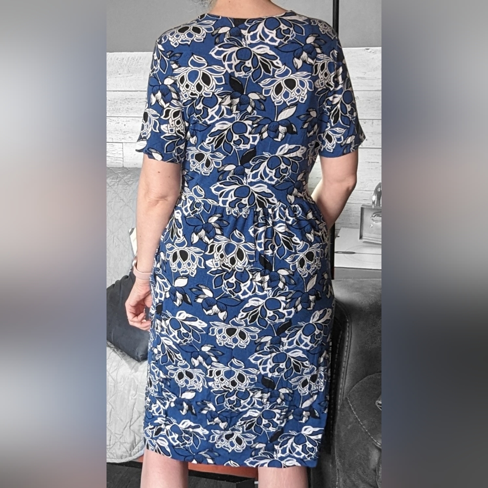 George brand, Med ladies dress w/pockets!! Cute blue with flower details - Picture 17 of 17